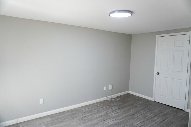 Building Photo - Charming Fully Updated 1930's Cottage in J...