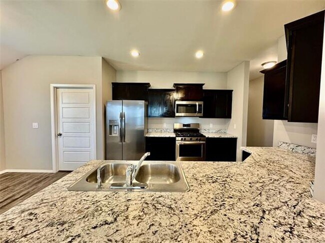 Building Photo - Newer build with Split Floor plan