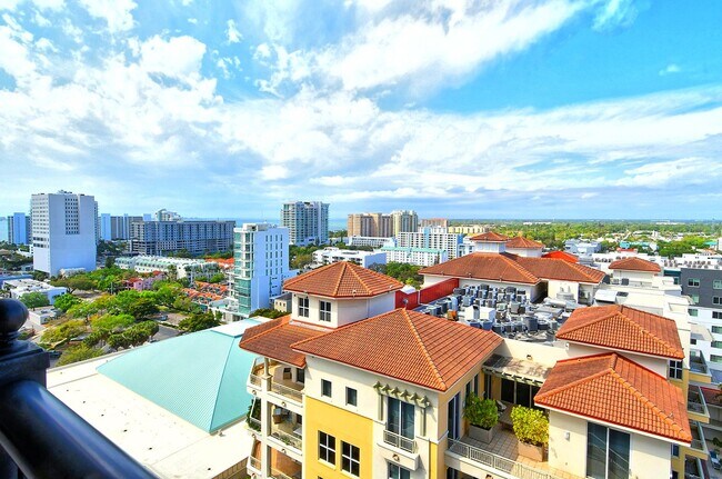 Building Photo - Short term ONLY Amazing 2/2 condo in the heart of downtown Sarasota with Bay View!