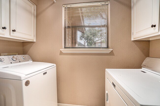 Building Photo - 602 Crestwood Dr