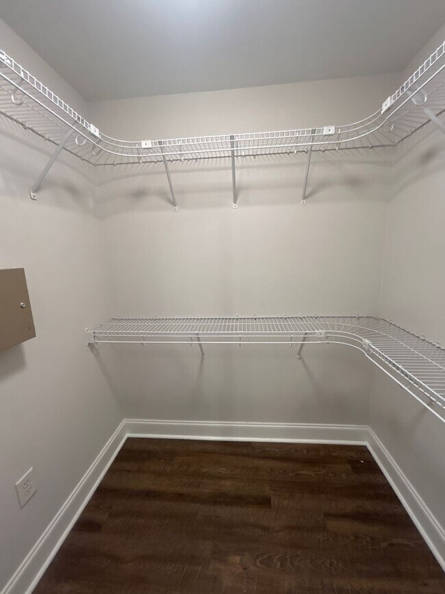 Building Photo - Three Bedroom Townhouse Available!