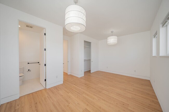 Building Photo - 848 32nd St