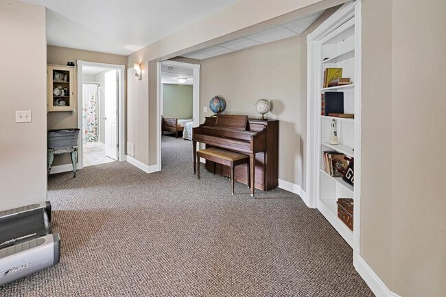 Building Photo - Spacious 5-Bedroom Retreat for Rent – Priv...