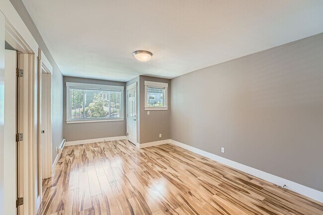 Building Photo - Amazing 3bed/1bath Fourplex with Backyard!