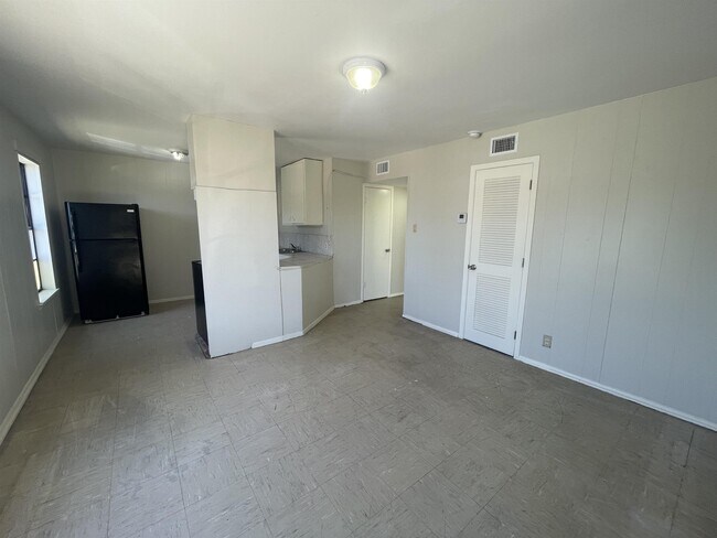 Building Photo - 705 Bustamante St