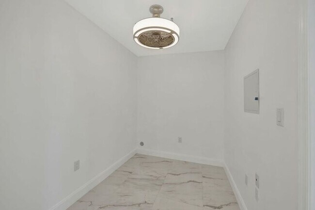 Building Photo - 2612 NE 5th St