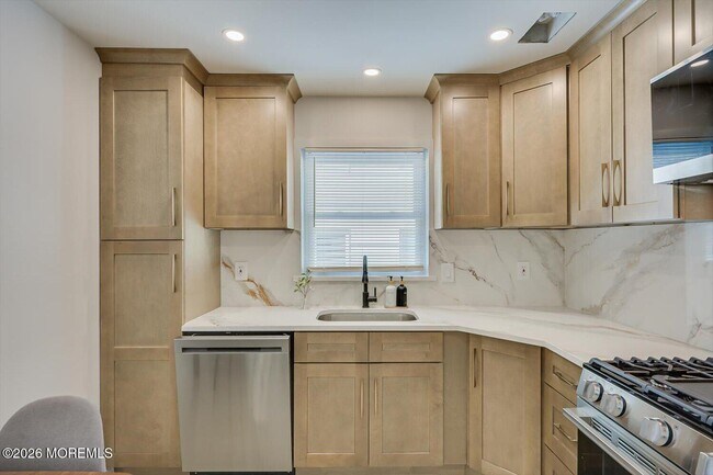 Building Photo - 212 10th Ave