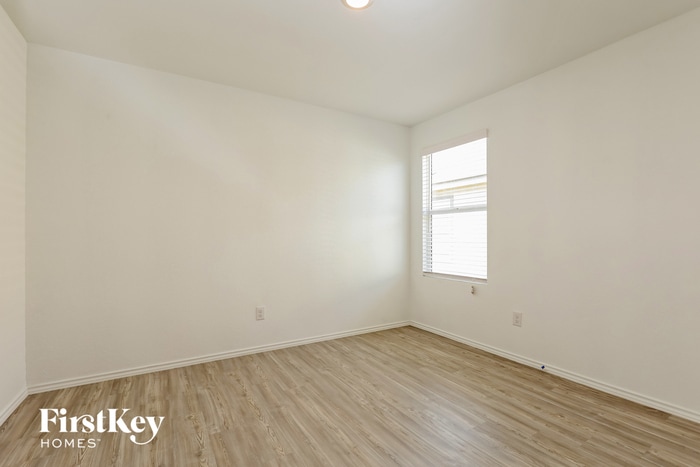 Building Photo - 10714 Vinateros Dr