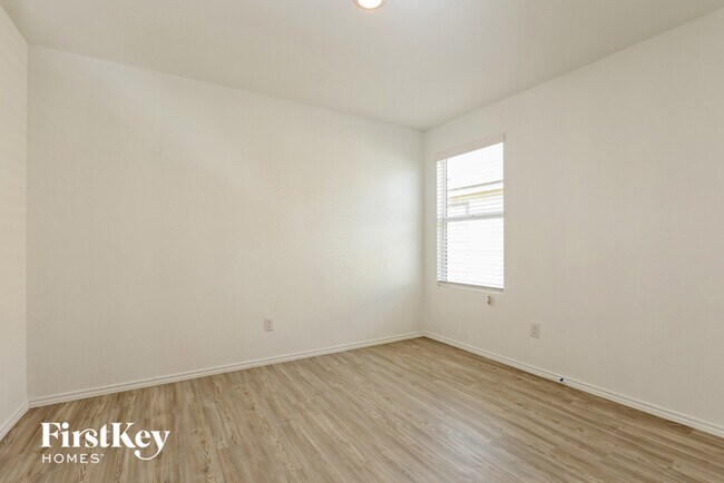 Building Photo - 10714 Vinateros Dr