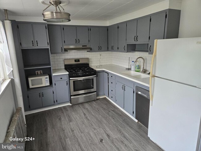 Building Photo - 462 New Elm St