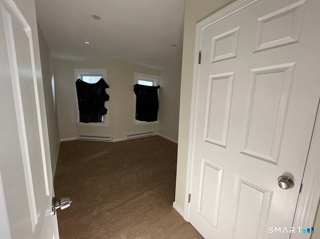 Building Photo - 2 Broad St