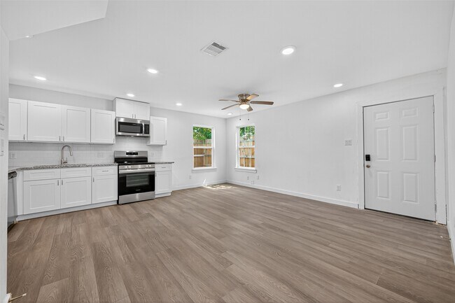 Building Photo - 9405 Madera Rd