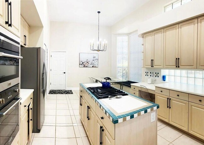 Building Photo - Rent a luxurious golf course lifestyle home in Sarasota, FL