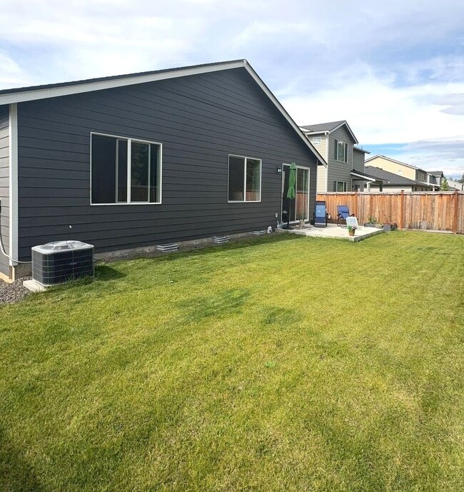 Building Photo - 833 E Burdock Lp