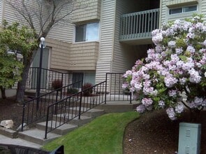 Building Photo - Quiet ground floor unit with access to lar...