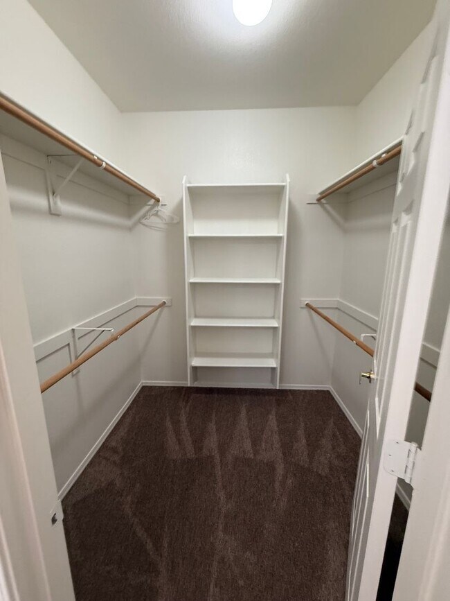 Building Photo - 3 Bedroom Townhouse with Garage, Gated Com...