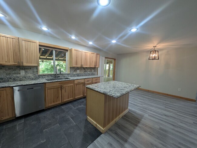 Building Photo - Spacious 4BR Home Near Sacheen & Davis Lake