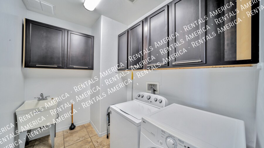 Building Photo - 319 E Desert Haven Pl