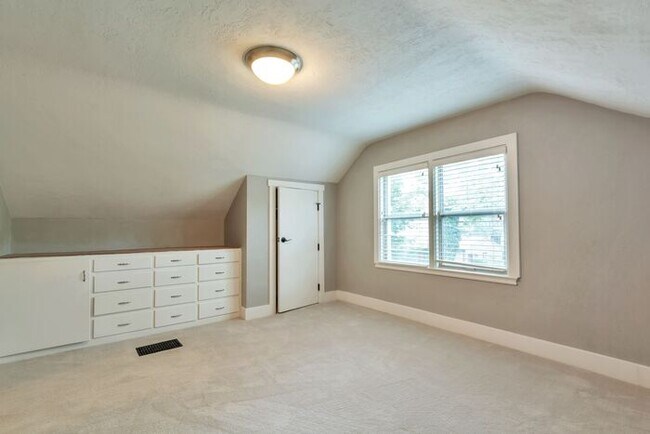 Building Photo - 4858 Viewmont St