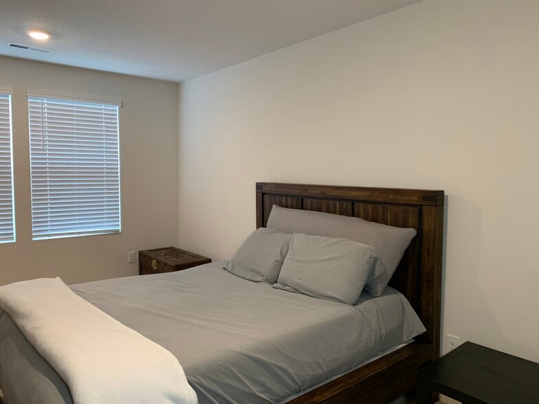 Building Photo - 2664 NE 116th Pl