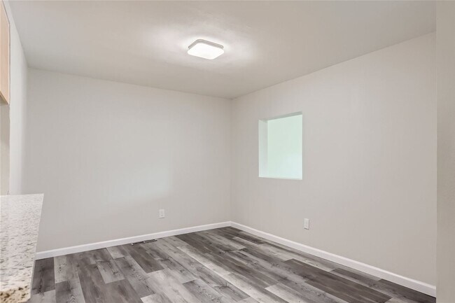 Building Photo - Charming 3 Bedroom 2 Bath Townhome In Aurora!