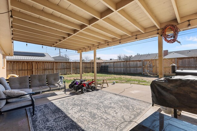 Building Photo - 3812 E Everglade Ave