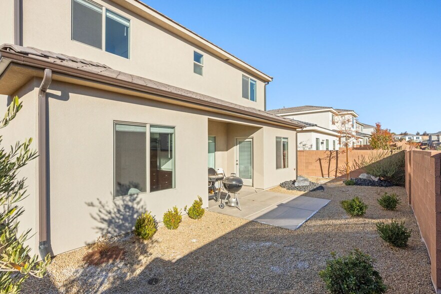 Building Photo - 1382 E White Desert Dr