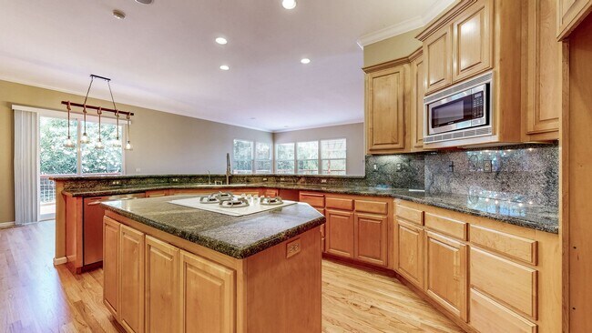 Building Photo - Gorgeous Home with private yards, large de...