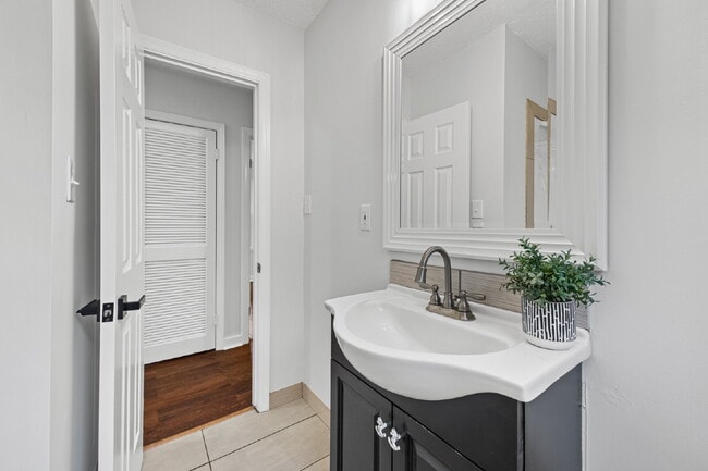 Building Photo - 3 bed 1 bath ranch with large storage/workshop building