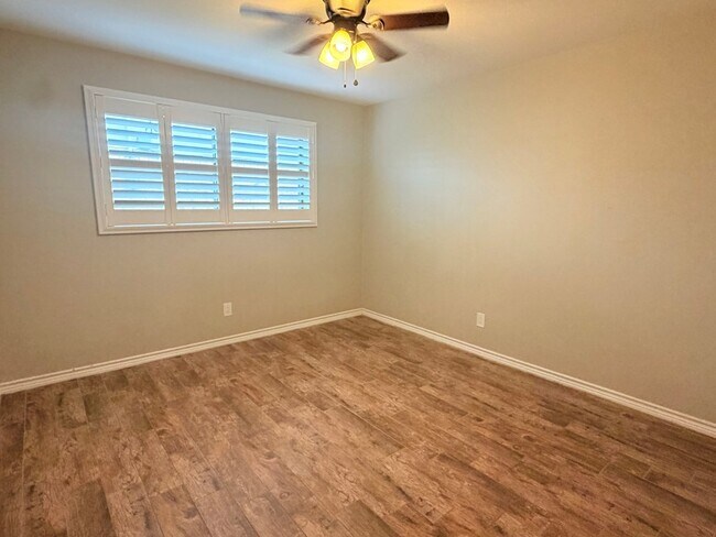 Building Photo - 8814 Holiday Dr