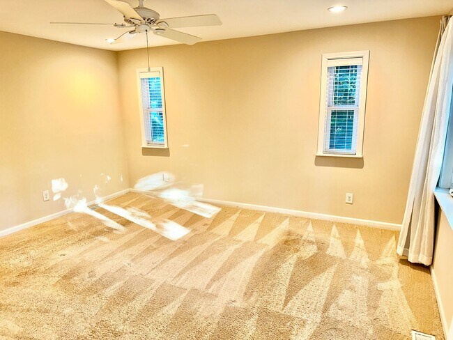 Building Photo - Magnificant 4BD, 3BA Home in Highly Sought...
