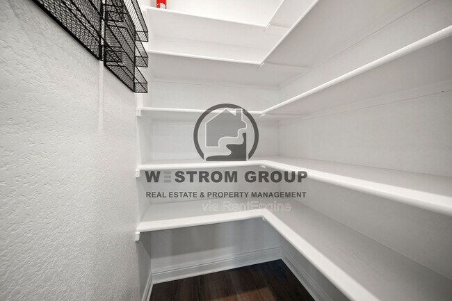 Building Photo - 1036 Cushing Dr