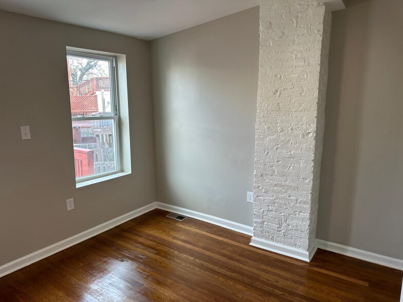 Building Photo - 1204W Cross St