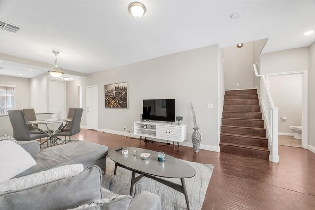 Building Photo - Great location 3 bedrooms 2 1/2 bath, community pool, St. Rose pkwy and Spencer