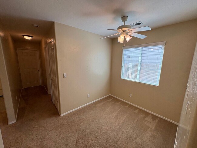 Building Photo - Lovely NW Visalia Home Near Shopping Centers Available Now!