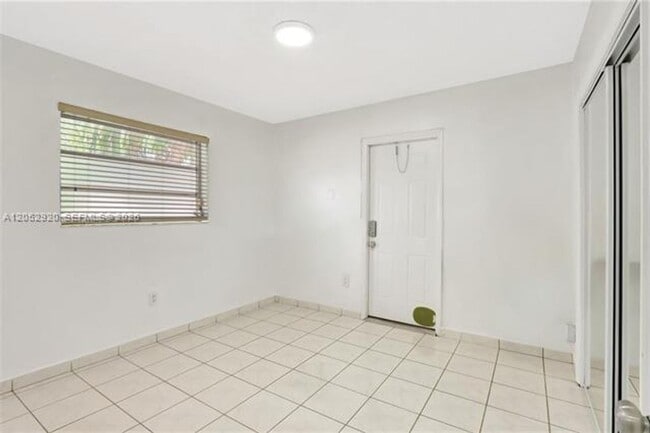 Building Photo - 2476 SW 17th St