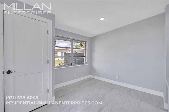 Building Photo - 325 Capri Blvd
