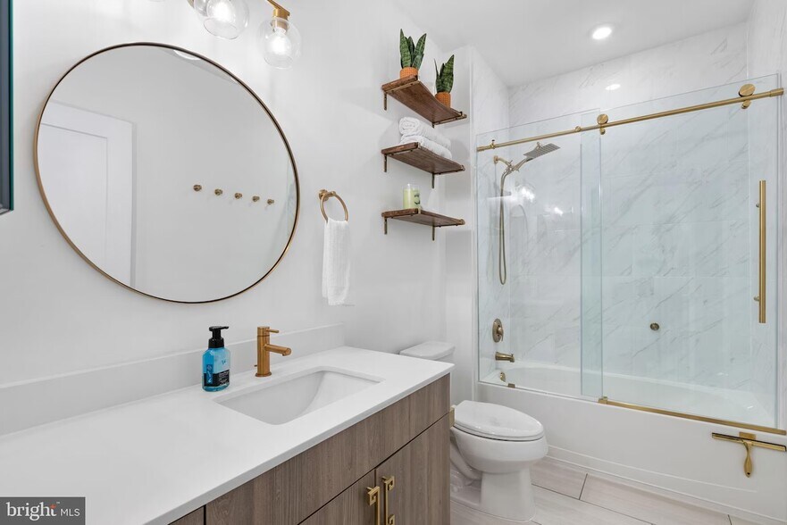Spacious full bathroom with bathtub and shower - 145 Riverhaven Dr