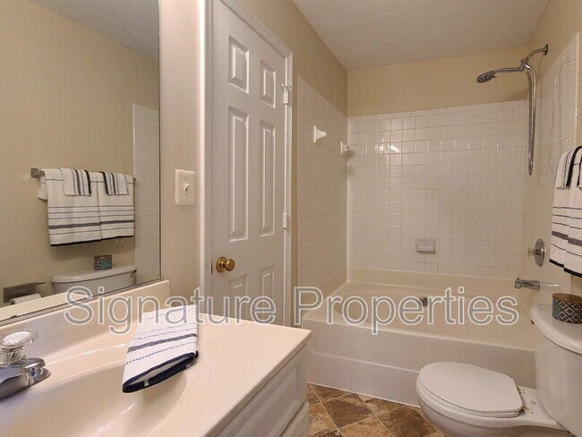 Building Photo - 106 Regina Ln