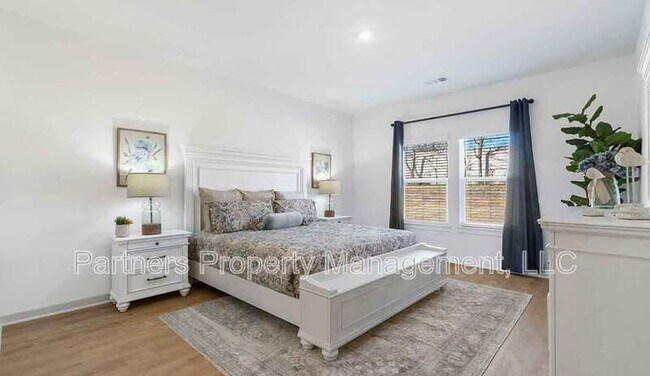 Building Photo - 1918 Larkspur St