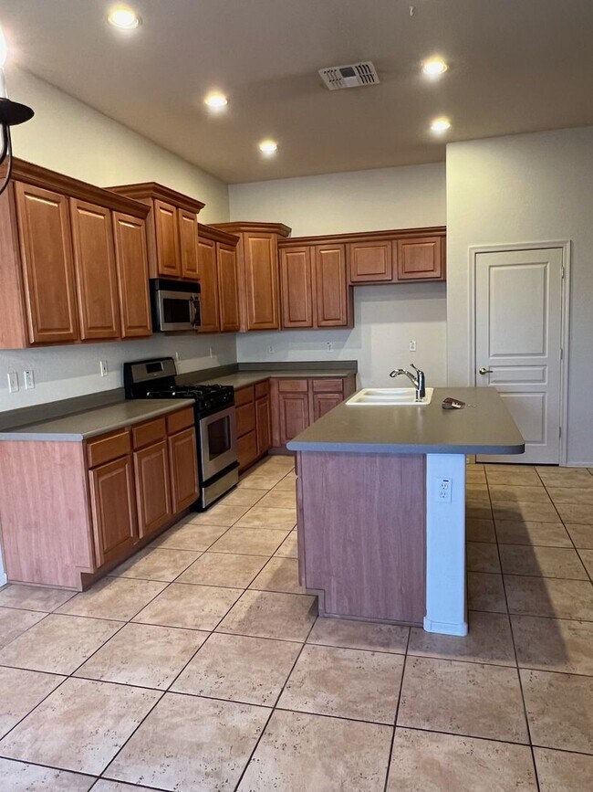Building Photo - 4 Bedroom 2 Bathroom Cooper Greens Home