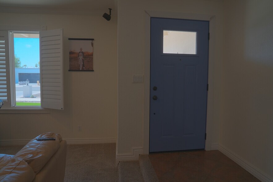 Building Photo - 2526 E Mercer Ln