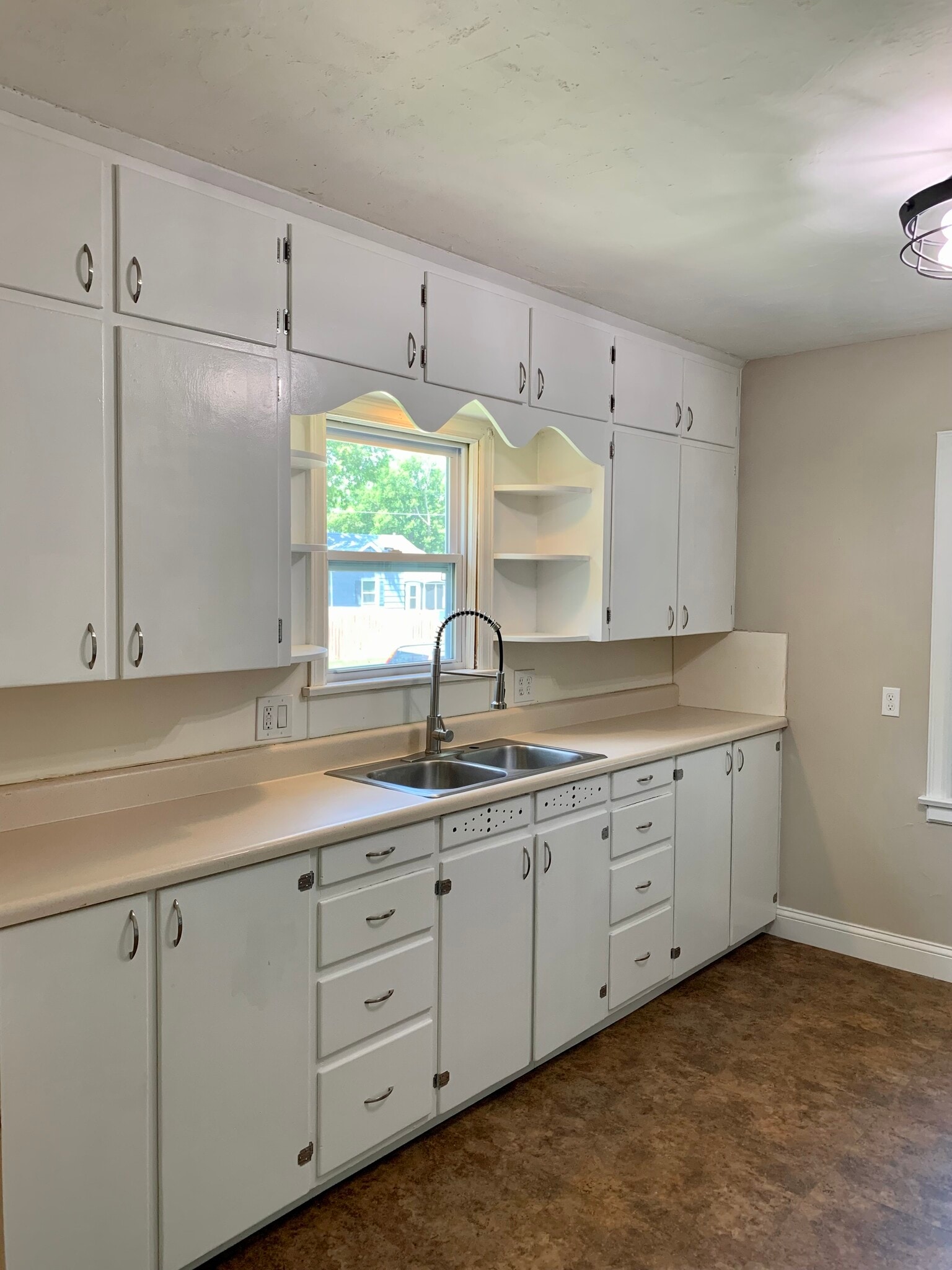 Kitchen - 821 W 7th St