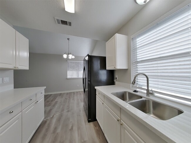 Building Photo - 2214 Townhall Ln