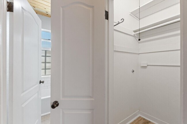 Building Photo - Charming 1 Bed, 1 Bath Apartment - All  Ut...
