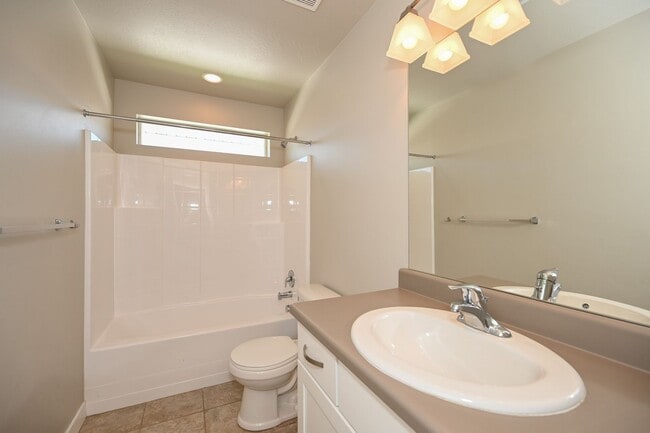 Building Photo - Beautiful Spacious Home in Bluffdale!