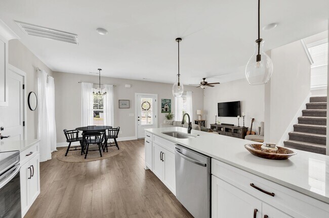 Building Photo - 1016 Sycamore Rdg E