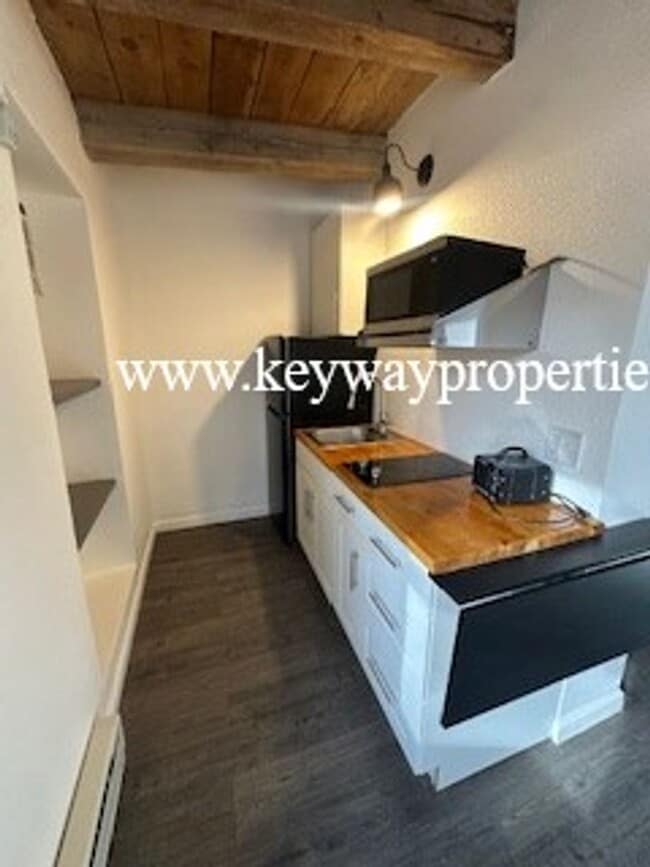 Building Photo - Sandia Canyon Studio Apartment Utilities Included