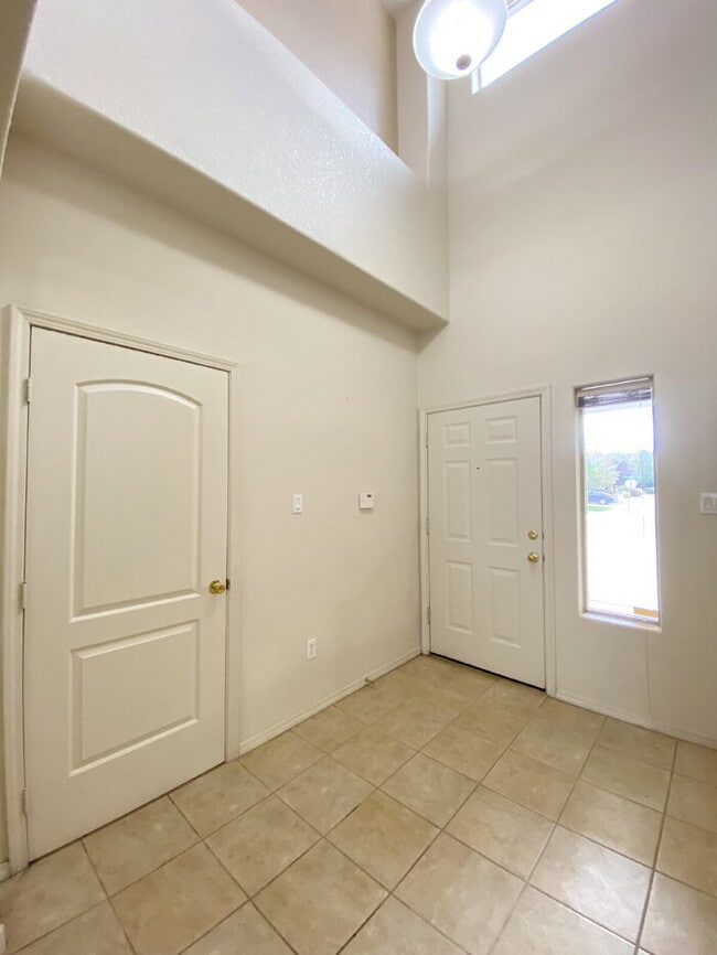 Building Photo - Large 5BR/2Story w/Balcony - Northern Meadows