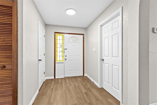 Building Photo - 8829 Bermuda Ln